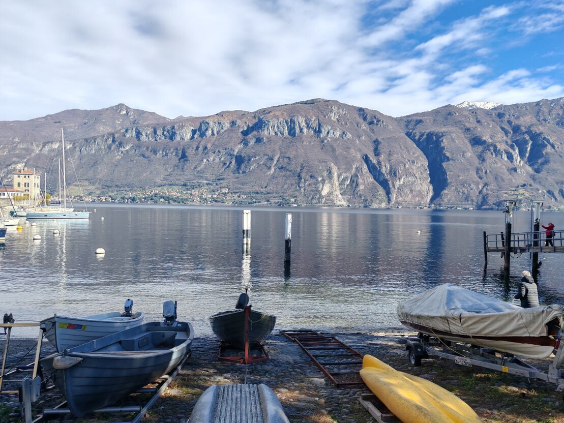 Sentiero di montagna con vista su un lago in lontananza