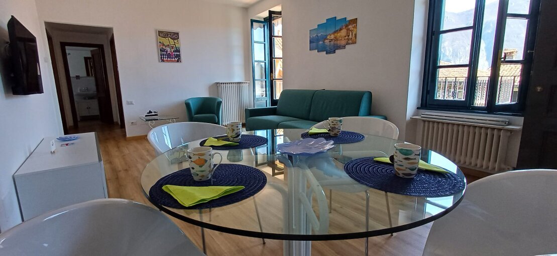 Terrazza di un appartamento con tavolo e sedie affacciata sul lago