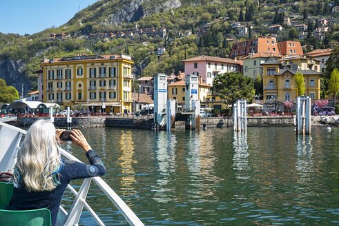 Barca che naviga sul Lago di Como vicino a Bellagio