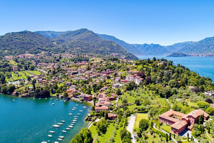 Vista di Bellagio e del Lago di Como con strada panoramica di accesso